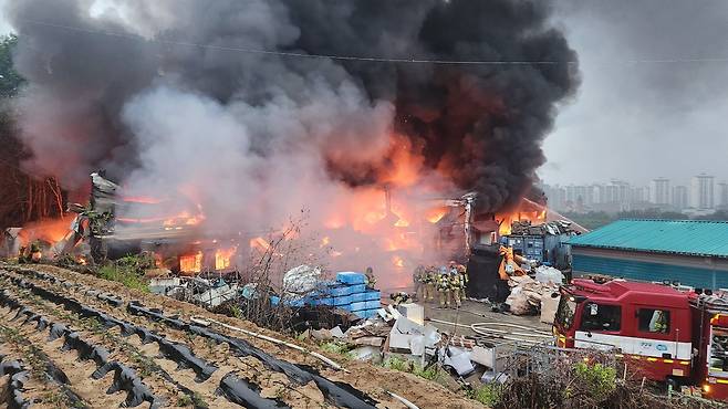경기 양주 배터리 창고 화재     (양주=연합뉴스) 15일 오전 경기도 양주시 은현면의 배터리 창고에서 불이 나 소방 당국이 진화 작업을 벌이고 있다. 2025.5.15 [경기북부소방재난본부 제공. 재판매 및 DB 금지]
    andphotodo@yna.co.kr
(끝)