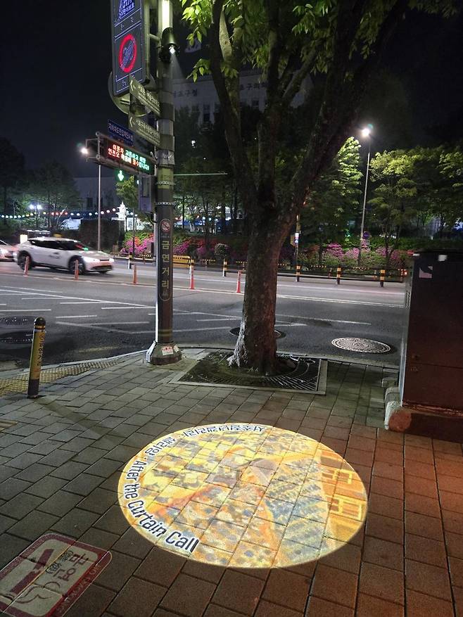 양재역 보도에 설치된 고보라이트 청년갤러리 [서초구 제공. 재판매 및 DB 금지]