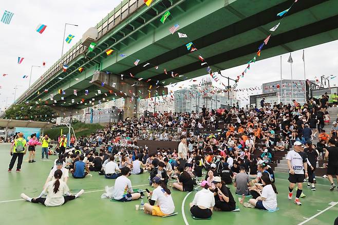 지난해 금천구청장배 건강달리기 2024년 5월 26일에 열린 금천구청장배 건강달리기 대회에서 참가자들이 수육과 두부김치를 즐기고 있다. [금천구 제공. 재판매 및 DB 금지]