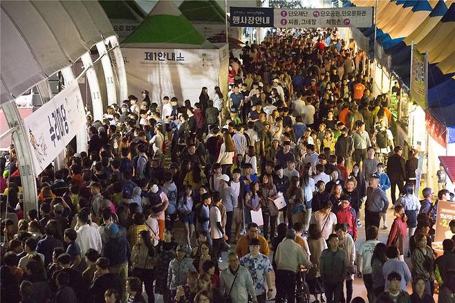 강릉단오제 인파 [강릉단오제위원회 제공. 재판매 및 DB 금지]