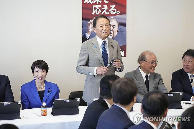 일본 자민당, '자유롭고 열린 인도·태평양 전략본부' 회의 (도쿄 교도=연합뉴스) 일본 집권 자민당이 지난 14일 외교 모임인 '자유롭고 열린 인도·태평양 전략본부' 첫 회의를 열었다. 회의에서 아소 다로 전 총리가 발언하고 있다. 아소 전 총리 왼쪽은 다카이치 사나에 의원. 2025.5.15 [재판매 및 DB 금지] photo@yna.co.kr