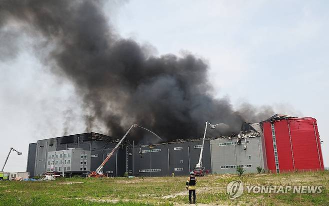 검은 연기 치솟는 물류센터 (이천=연합뉴스) 홍기원 기자 = 13일 경기도 이천시 부발읍 소재 대형 물류센터에서 불이 나 소방관들이 진화작업을 하고 있다. 2025.5.13 xanadu@yna.co.kr