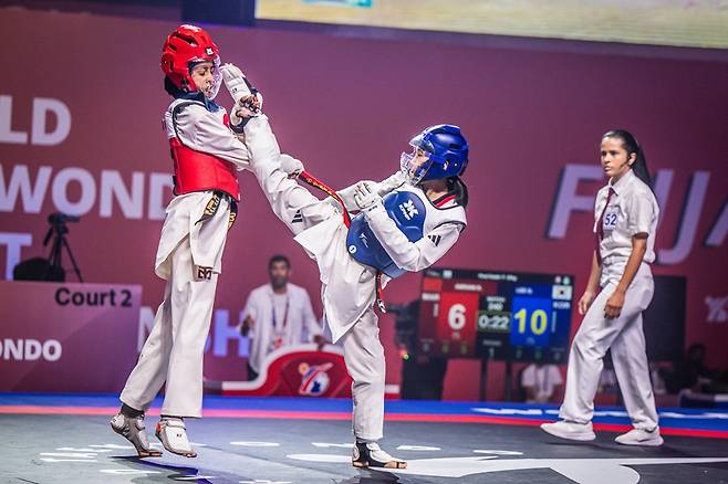 여자 37㎏급 금메달리스트 이근미(오른쪽)의 결승전 경기 모습. [세계태권도연맹 제공. 재판매 및 DB 금지]