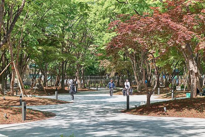 서울시 '디자인 경관사업' 시행 후 강동구 명일광장 모습 [서울시 제공. 재판매 및 DB 금지]