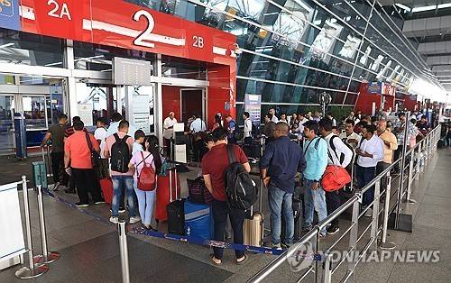 인도 국제공항서 보안검색대 통과하는 여행객들 [EPA 연합뉴스. 재판매 및 DB 금지]