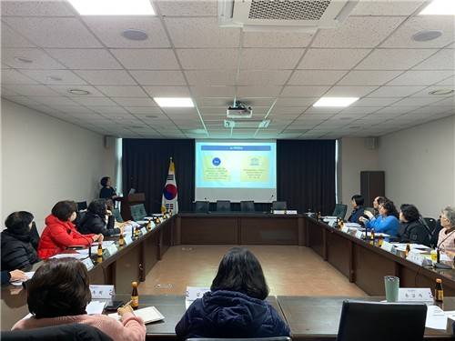 동탄2동 통장단을 대상으로 한 화성시의 'AI 리터러시' 교육 모습 [화성시 제공. 재판매 및 DB 금지]