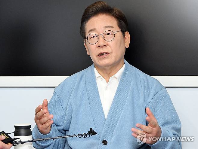 인터뷰하는 이재명 후보 (하동=연합뉴스) 황광모 기자 = 더불어민주당 이재명 대선 후보가 15일 경남 하동군 화개장터를 방문, 대형버스 안에 마련된 방송스튜디오에서 유튜브 라이브 방송을 마친 후 취재진과 인터뷰하고 있다. 2025.5.15 [공동취재] hkmpooh@yna.co.kr