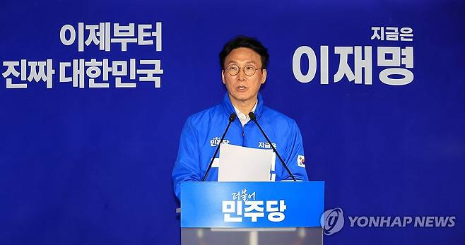 기자간담회 하는 김민석 상임공동선대위원장 (서울=연합뉴스) 최재구 기자 = 더불어민주당 김민석 상임공동선대위원장이 15일 서울 여의도 중앙당사에서 기자간담회를 하고 있다. 2025.5.15 jjaeck9@yna.co.kr