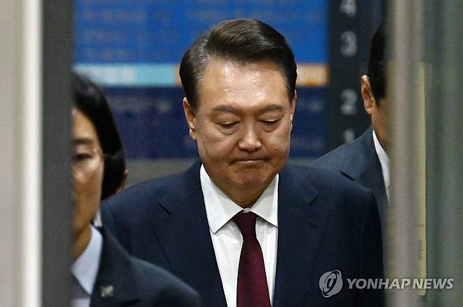 윤석열 전 대통령 (서울=연합뉴스) 윤석열 전 대통령이 지난 12일 서울 서초구 중앙지방법원에서 열린 내란 우두머리 혐의, 직권남용 권리행사방해 혐의 사건 3차 공판을 마친 뒤 법정을 나서고 있다. 2025.5.12 [사진공동취재단] photo@yna.co.kr