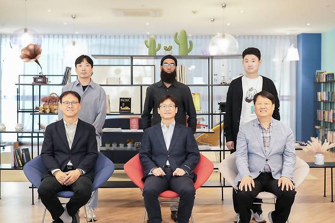 연구진 모습 앞줄 왼쪽부터 반시계 방향으로 UNIST 김진영 교수, 김봉수 교수, 김동석 교수, 허성현 연구원, 제1저자 샤히드 아민 박사, 제1저자 손중건 연구원. [울산과학기술원 제공. 재판매 및 DB 금지]