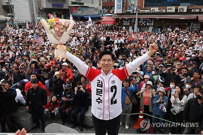 김문수, 영남 찾아 지지층 결집 호소 사진은 지난 13일 부산 자갈치 시장에서 유세하는 국민의힘 김문수 대선 후보.[연합뉴스 자료사진]