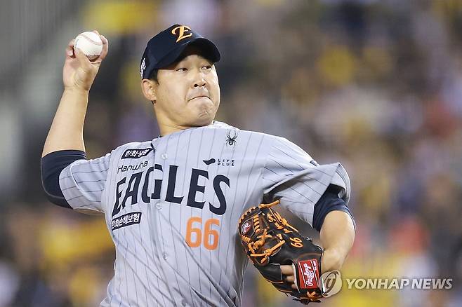 주현상 역투 (서울=연합뉴스) 신현우 기자 = 26일 서울 잠실야구장에서 열린 프로야구 2025 신한 SOL 뱅크 KBO리그 한화 이글스와 LG 트윈스의 경기.
    6회말 2사 LG 박해민 타석 때 교체 투입된 한화 투수 주현상이 역투하고 있다. 2025.3.26 nowwego@yna.co.kr