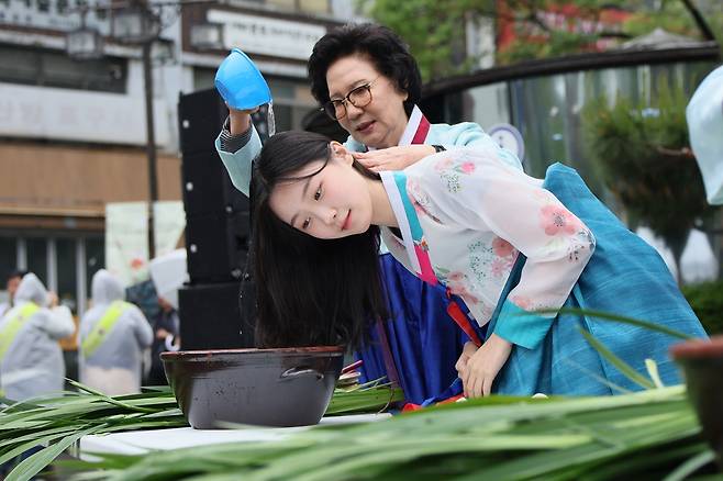 서울 인사동서 창포머리감기 시연 [강릉단오제위원회 제공. 재판매 및 DB 금지]