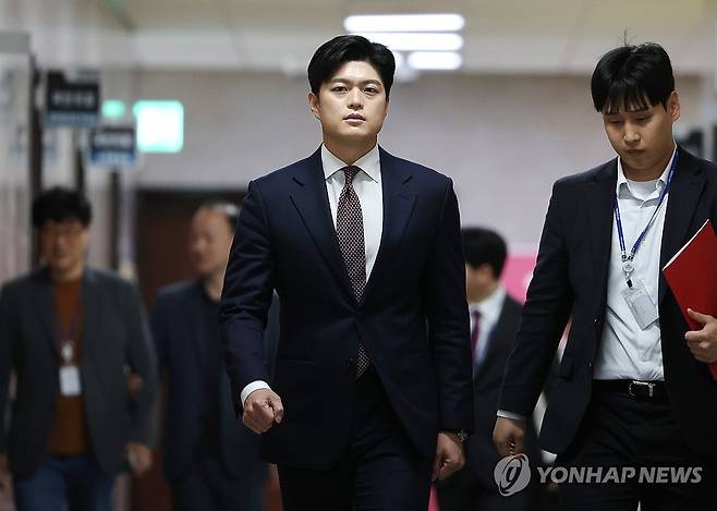 회견장 향하는 김용태 비상대책위원장 (서울=연합뉴스) 김주형 기자 = 국민의힘 비상대책위원장으로 임명된 김용태 의원이 15일 국회에서 기자회견을 하기 위해 회견장으로 이동하고 있다. 2025.5.15 kjhpress@yna.co.kr