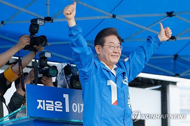 여수 시민들에게 인사하는 이재명 후보 (여수=연합뉴스) 황광모 기자 = 더불어민주당 이재명 대선 후보가 15일 전남 여수시 이순신 광장에서 열린 집중 유세에서 연설을 마친 후 시민들을 향해 인사하고 있다. 2025.5.15 [공동취재] hkmpooh@yna.co.kr