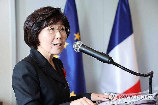 인사말 하는 최정화 CICI 이사장 (서울=연합뉴스) 류효림 기자 = 최정화 한국이미지커뮤니케이션연구원 이사장이 15일 서울 서대문구 주한프랑스대사관에서 열린 수훈식에서 '레지옹 도뇌르 오피시에' 훈장을 받은 뒤 인사말을 하고 있다. 2025.5.15 [공동취재] ryousanta@yna.co.kr