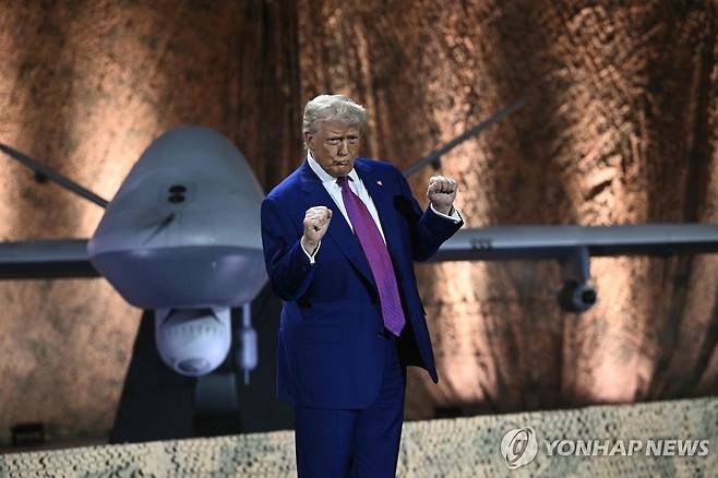 트럼프 미국 대통령 (도하 AFP=연합뉴스) 15일(현지시간) 카타르 수도 도하의 알우데이드 미군 기지에서 도널드 트럼프 미국 대통령이 포즈를 취했다. 2025.5.15 photo@yna.co.kr