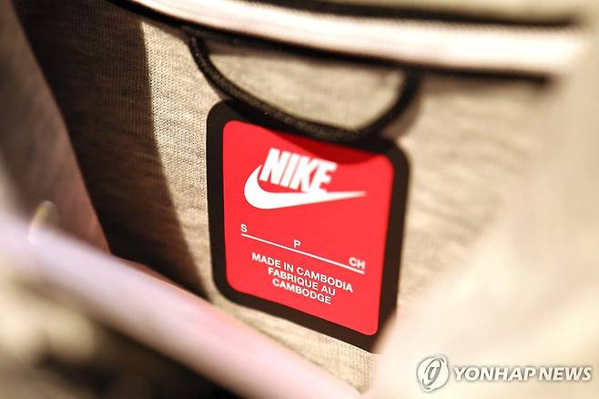캄보디아 생산 나이키 제품 미국 뉴욕 상점에 진열된 캄보디아산 나이키 셔츠.
[AFP 연합뉴스 자료사진. 재판매 및 DB 금지]