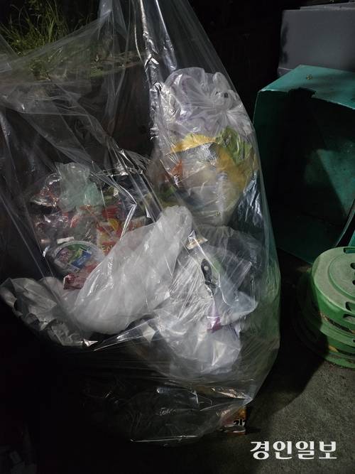 13일 수원시의 한 아파트 단지 내 분리수거장에 프랜차이즈 브랜드 로고가 큼직하게 인쇄된 아이스팩 껍데기가 버려져 있다. 2025.5.13 /김지원기자 zone@kyeongin.com