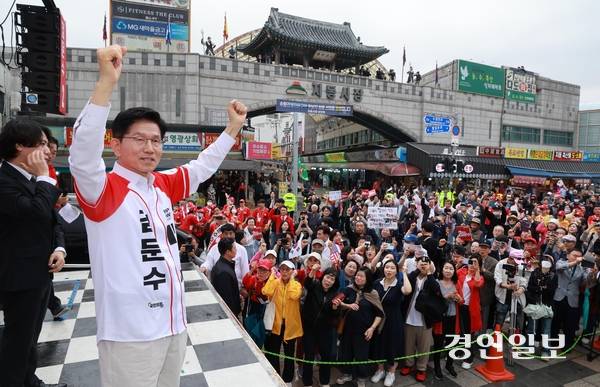 국민의힘 김문수 대선 후보가 16일 오전 수원시 팔달구 지동교에서 집중 유세에 나서 시민들에게 지지를 호소하고 있다. 2025.5.16 /이지훈기자 jhlee@kyeongin.com