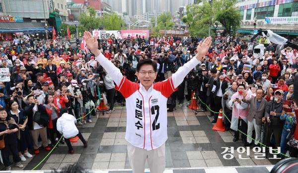 국민의힘 김문수 대선 후보가 16일 오전 수원시 팔달구 지동교에서 집중 유세에 나서 시민들에게 지지를 호소하고 있다. 2025.5.16 /이지훈기자 jhlee@kyeongin.com