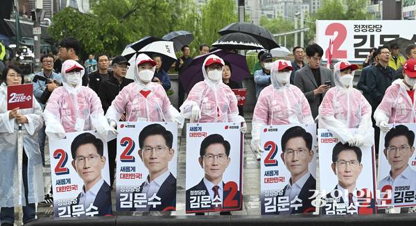 국민의힘 김문수 대선 후보가 16일 오전 수원시 팔달구 지동교에서 집중 유세에 나서 시민들에게 지지를 호소하고 있다. 2025.5.16 /이지훈기자 jhlee@kyeongin.com