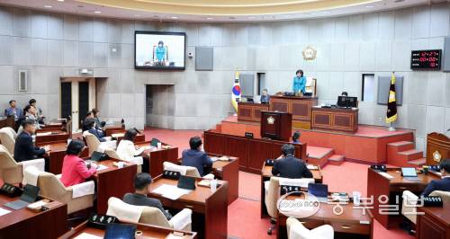 16일 열린 시흥시의회 제327회 임시회 제2차 본회의에서 오인열 의장이 회의를 주재하고 있는 모습.&nbsp; 손용현기자