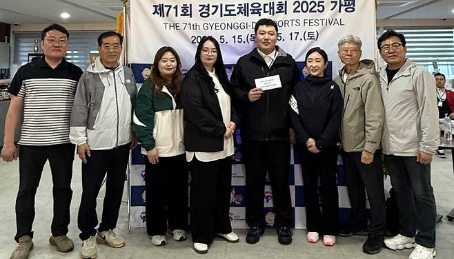 경기도내 직장운동부 볼링 지도자들이 전국소년체육대회에 출전하는 경기도선수단에 격려금을 전달하고 기념촬영을 하고 있다. 사진=경기도볼링협회