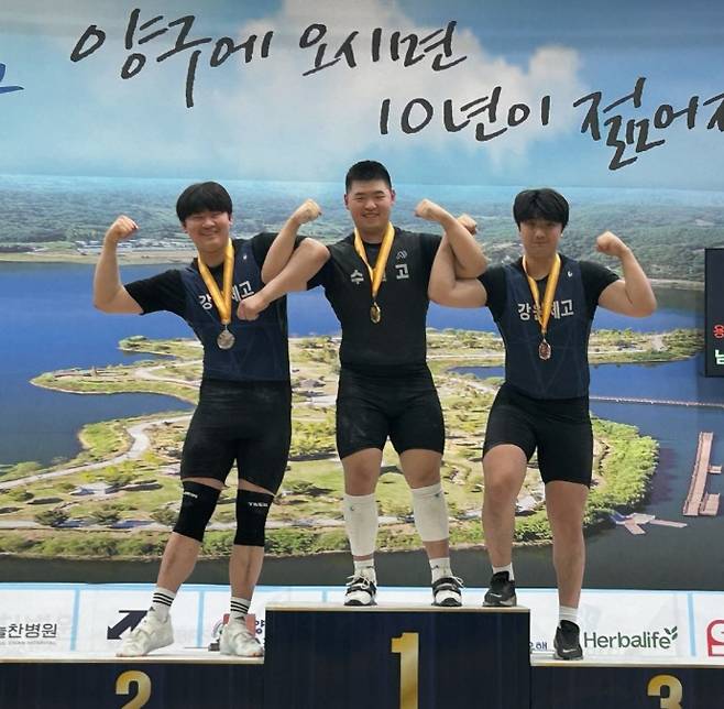 16일 강원 양구 용하체육관서 열린 제2회 양구국토정중앙배 역도경기대회서 남고부 102㎏급서 3관왕을 달성한 이재하(수원고)가 시상식서 기념사진을 찍고 있다. 사진=수원고등학교