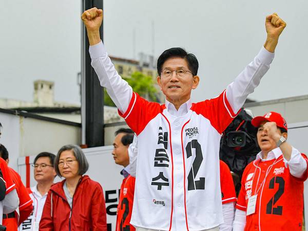 김문수 국민의힘 대선후보가 16일 수원시 팔달구 지동시장 앞 유세현장에서 시민들에게 지지를 호소하고 있다.김태완 기자 lift@kihoilbo.co.kr