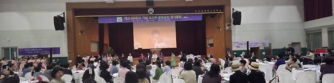 최미숙 회장은 지난 4년간 최 회장을 도와 호수돈동문회를 함께 이끌어온 임원진을 일일이 소개하고 감사인사를 전했다.