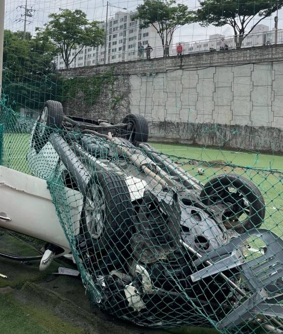 15일 오전 10시 19분께 대구시 동구 방촌동 망우당공원 인근 도로를 달리던 차량이 7m 옹벽 아래로 추락했다. 대구경찰청 제공