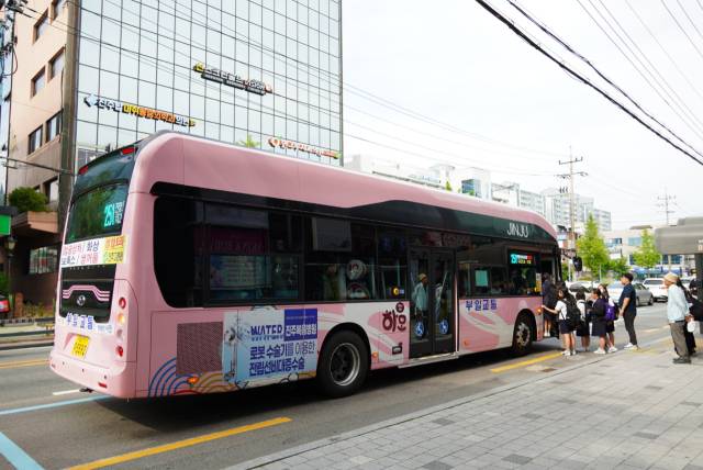 진주 시내버스 모습. ‘진주형 MaaS’가 도입되면 항공, 철도 등 모든 광역교통수단 환승시 마일리지가 적립된다./진주시/