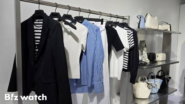 서울 성수동 칼 라거펠트 몰입형 팝업에 전시된 아이콘 셀렉션 상품들. /사진=김지우 기자 zuzu@