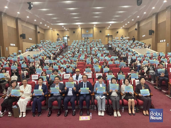 16일 오후 국회의원회관 대회의실에서 열린 '초저출생 극복, 아이행복 실현은 영유아학교로부터' 국회정책 포럼에서 참석자들이 '교사 대 영유아 비율 축소'라고 적힌 피켓을 들고 기념촬영을 하고 있다. 소장섭 기자 ⓒ베이비뉴스