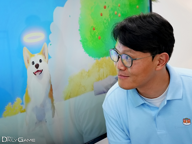 주인공 '봉구'의 모습을 바라보는 이준영 대표.