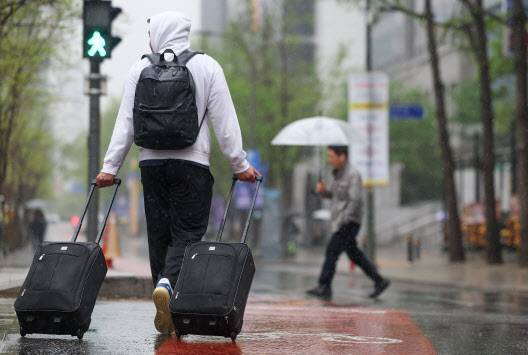 서울 종로구 청계천 인근에서 외국인 관광객이 이동하고 있다.(사진=연합뉴스)