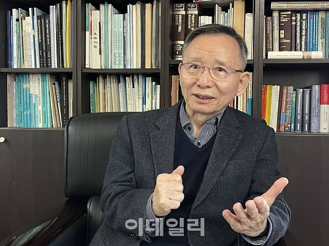 이원덕 노사공포럼 상임대표가 지난 7일 서울 강남구 노사공포럼 집무실에서 이데일리와 인터뷰를 하고 있다.(사진=서대웅 기자)