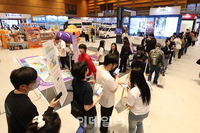 서울 강남구 코엑스에서 열린 ‘2025 올댓트래블’에서 관람객들이 이벤트에 참여하고 있는 모습. [이데일리 이영훈 기자]