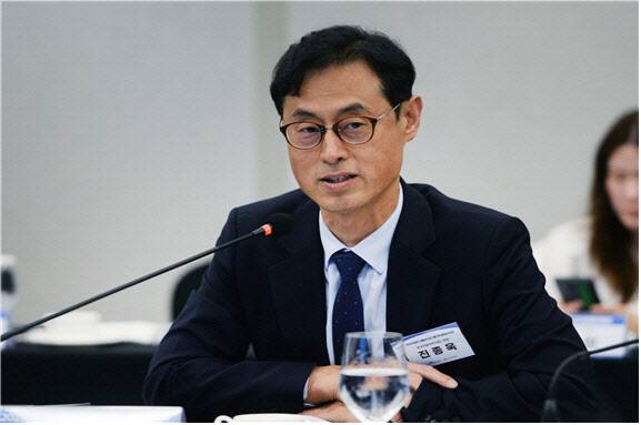 진종욱 한자연 원장이(자동차 isc 위원장) 16일 서울 강남구에 위치한 그랜드 인터컨티넨탈 서울 파르나스 5층 로즈룸에서 열린 ‘2025년도 제1차 운영위원회’에서 인사말을 하고 있다.