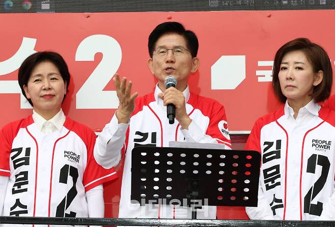 [이데일리 이영훈 기자] 김문수 국민의힘 대선 후보가 16일 경기 화성시 동탄역 앞에서 광역급행철도(GTX) 전국화 공약을 발표하고 있다.