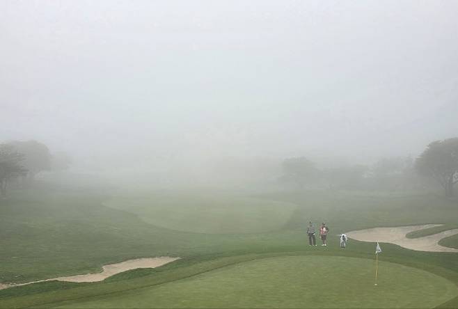 SK텔레콤 오픈이 열리는 제주 핀크스 골프클럽이 이틀 연속 안개로 가득해 정상적인 경기를 하지 못하고 있다. (사진=KPGA)