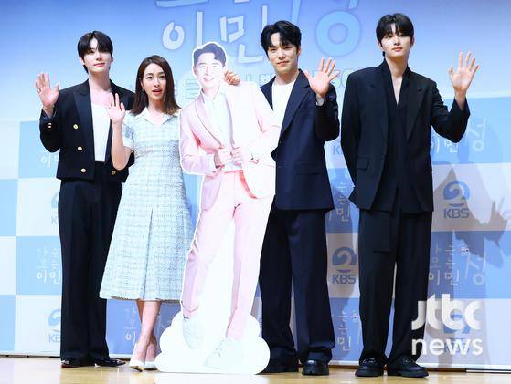 16일 오전 서울 KBS 아트홀에서 예능 프로그램 '가는정 오는정 이민정' 제작발표회가 열렸다. 황성훈 PD, 배우 이민정, 안재현, 김정현, 김재원이 참석했다. 박세완 엔터뉴스팀 기자 park.sewan@jtbc.co.kr