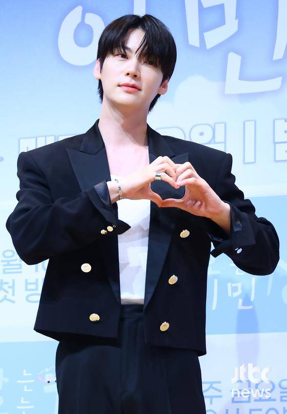 16일 오전 서울 KBS 아트홀에서 예능 프로그램 '가는정 오는정 이민정' 제작발표회가 열렸다. 황성훈 PD, 배우 이민정, 안재현, 김정현, 김재원이 참석했다. 박세완 엔터뉴스팀 기자 park.sewan@jtbc.co.kr