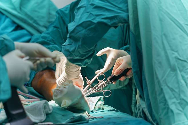 정형외과의 다리 수술 장면. 의료사고를 당하면 즉시 담당의사에게서 사고 원인에 대한 설명을 직접 들어야 한다. 이어 진료기록부 등 모든 관련 서류의 사본을 요청해야 한다. 의료분쟁 조정 신청은 여러 방식으로 할 수 있다. [사진=게티이미지뱅크]