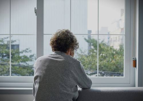 치매 예방에 도움이 되는 것은 신체활동(운동)이 꼽힌다. 나이 들었다고 앉아만 있지말고 부지런히 몸을 움직이는 것이다. 몸의 혈액순환이 좋아져 뇌혈관에도 이롭다, 새로운 언어를 배우는 외국어 공부, 손을 사용하는 일기 쓰기-그림 그리기-뜨개질도 좋다. [사진=게티이미지뱅크]