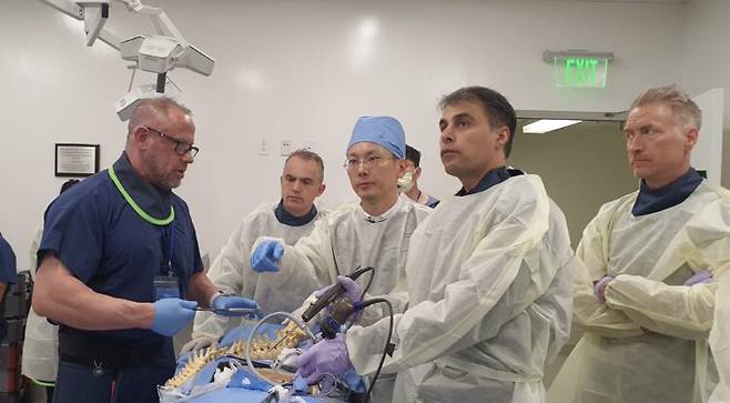 이남 병원장(가운데 파란색 수술용 모자)이 지난 4월, 미국 LA에서 현지 의사들에 UBE 척추수술을 시연하고 있다. [사진=부산 연세척병원]