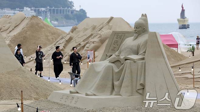 15일 오후 부산 해운대해수욕장을 찾은 시민, 관광객들이 다양한 모래조각 작품을 구경하고 있다.2025.5.15/뉴스1 ⓒ News1 윤일지 기자