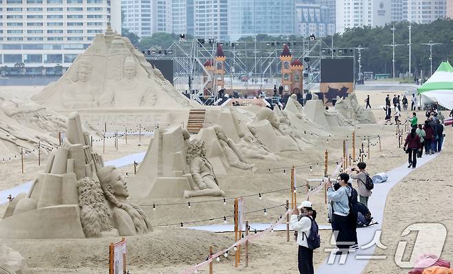 15일 오후 부산 해운대해수욕장을 찾은 시민, 관광객들이 다양한 모래조각 작품을 구경하고 있다. 2025.5.15/뉴스1 ⓒ News1 윤일지 기자