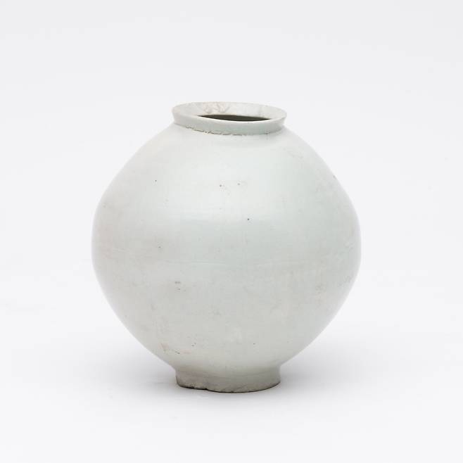 백자호 ,  白磁壺 White Porcelain Jar 34×35(h)cm | 조선시대 ,  가격 3억5000만~8억 원 (케이옥션 제공)